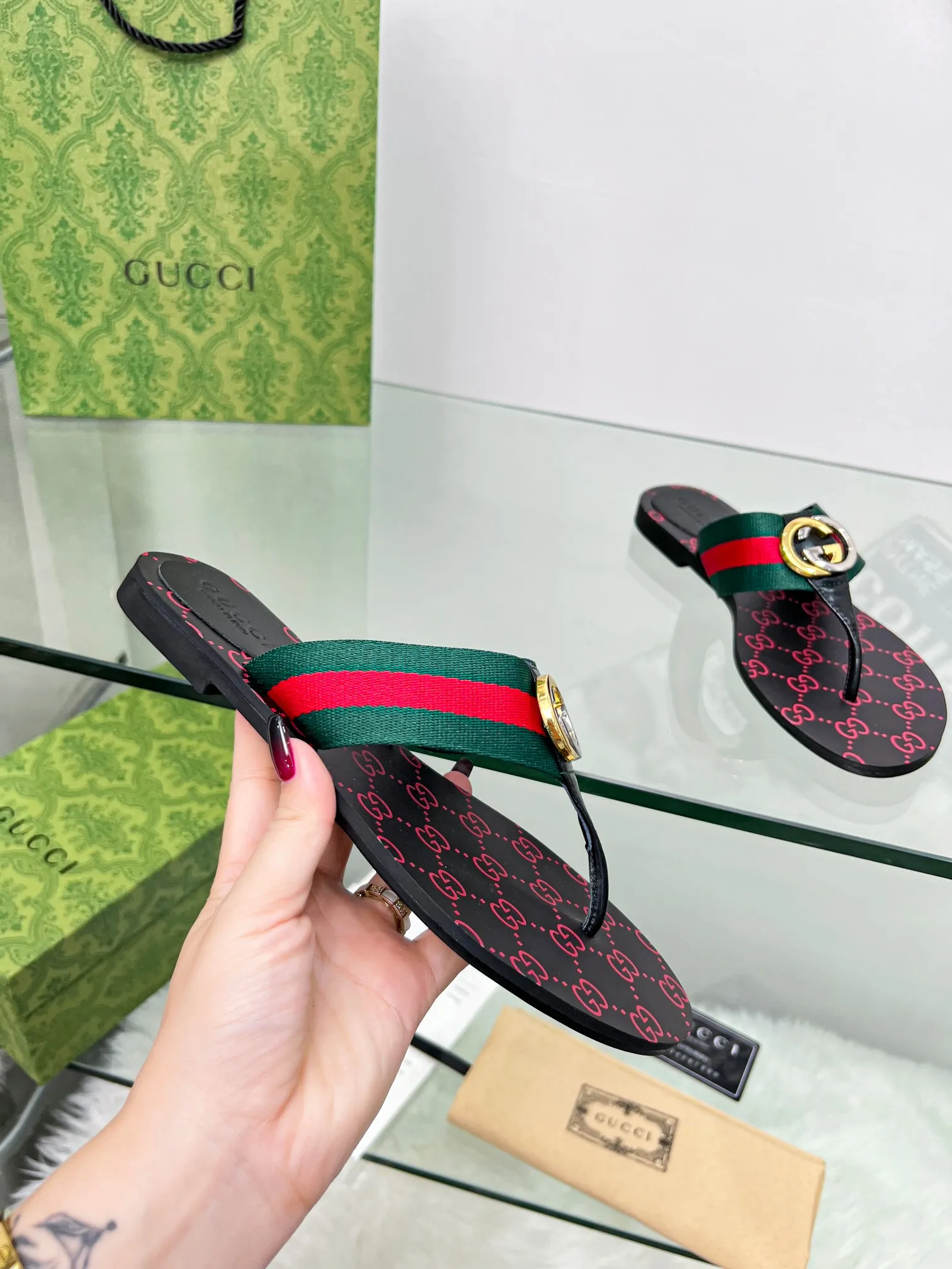 👟👟Ex-factory price 280👟👟 Gucci·Gucci💗 Classic flip-flops.  This is an amazing shoe, a luxury brand loved by celebrities and Internet celebrities😼The original hardware of the counter is gold and silver with double G buckles. 1:1 reproduction purely handmade.  German technology 3D printing logo.  Number of yards 35-45